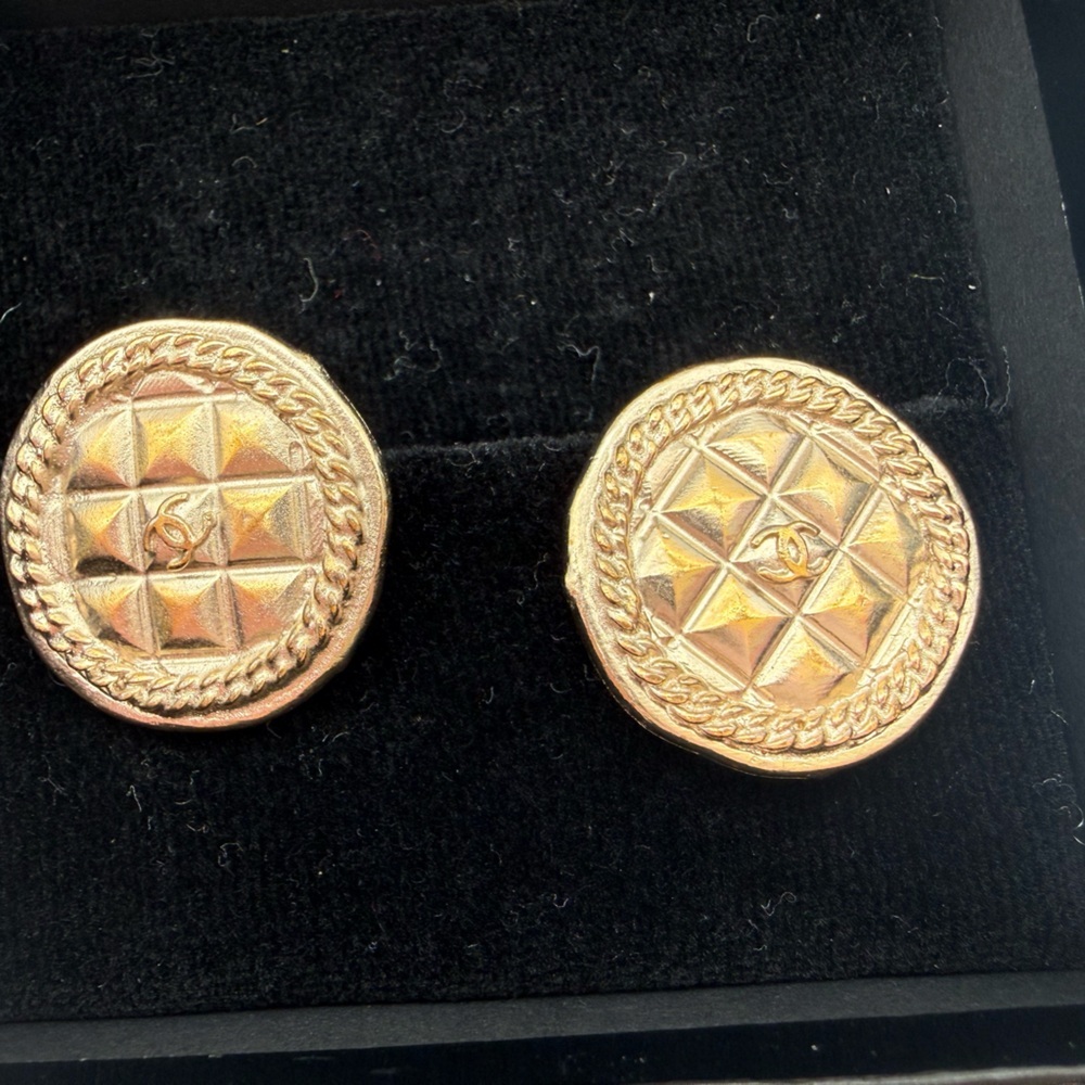 Vintage Chanel CC Matelasse clip-on earrings - Picture 9 of 15